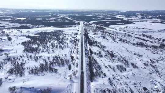 雪地中行驶车辆的户外公路景象