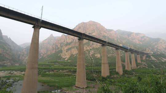 运送货物的丰沙线路火车