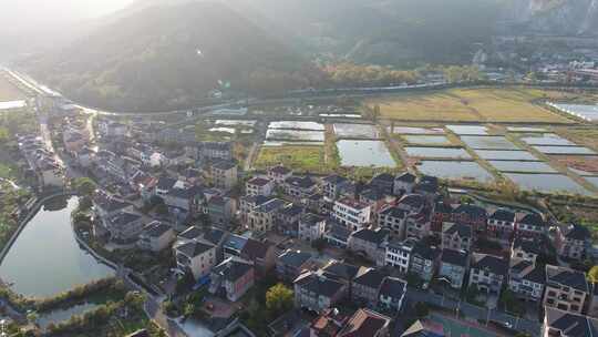 夕阳下的山村和农田