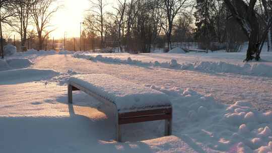 冬季下雪后长椅