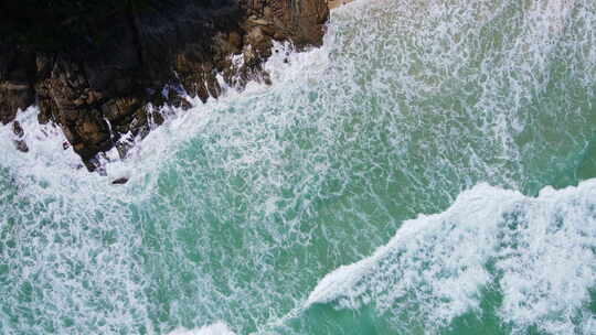 美丽的蓝色大海和沙滩海浪冲击保护大海