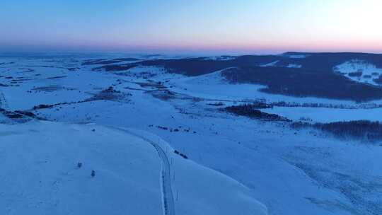 极寒的低山丘陵雪原灿烂夕阳