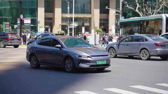 电动汽车 在路上行驶 上海