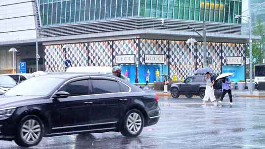 城市雨天行人街道