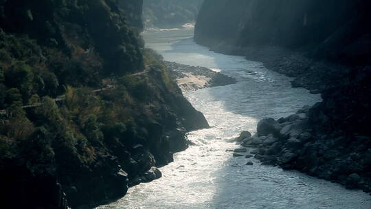 峡谷河流