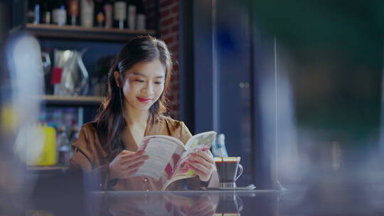 咖啡厅内看书的青年女人
