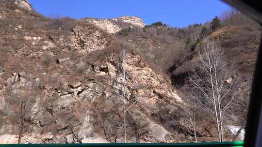 公路旁山村与山林景致