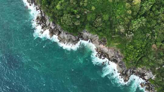 航拍泰国普吉岛岩石海滩和大海壮美海岸线