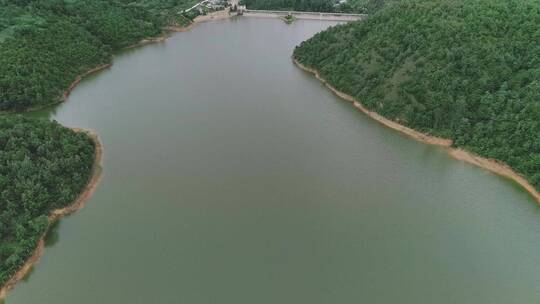 烟雨濛濛水库航拍