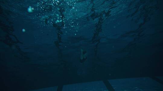 专业运动员在水下游泳