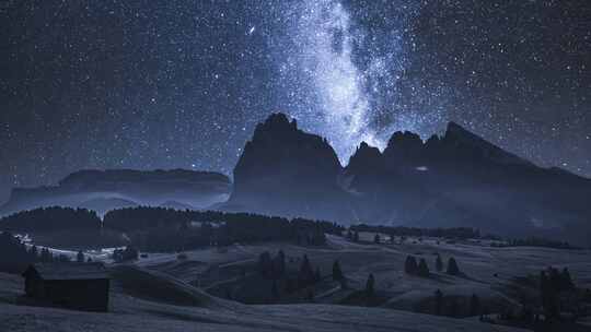 Alpe di Siusi和夜晚的银河，白云石，延时视频素材模板下载