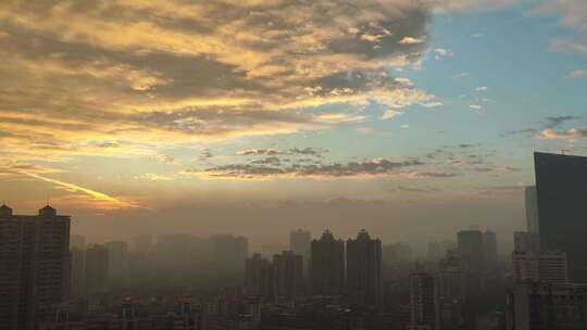 都市雾霾清晨