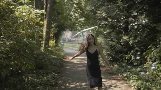 穿长裙的女孩在森林行走4k