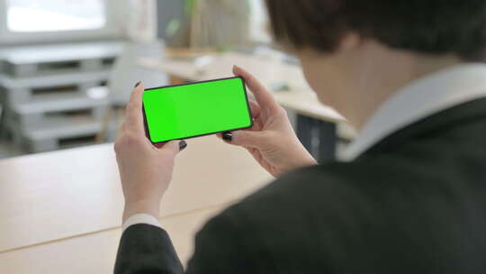 老商人用绿屏看智能手机视频素材模板下载