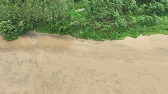 暴雨过后的乡村河流浑浊河水黄色水流航拍河