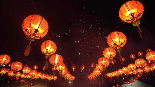 中国新年的中国灯笼和美丽的烟花
