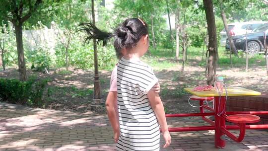 夏天在户外玩耍的中国女孩视频素材模板下载