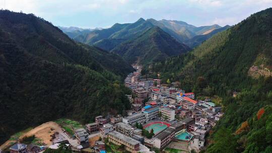 群山峻岭山间村庄航拍