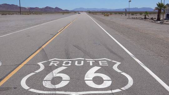 亚利桑那州一条孤独的沙漠公路