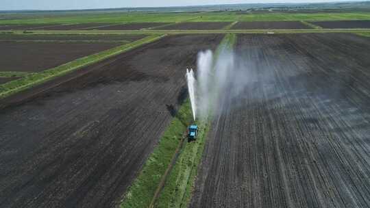 机械灌溉喷洒农田