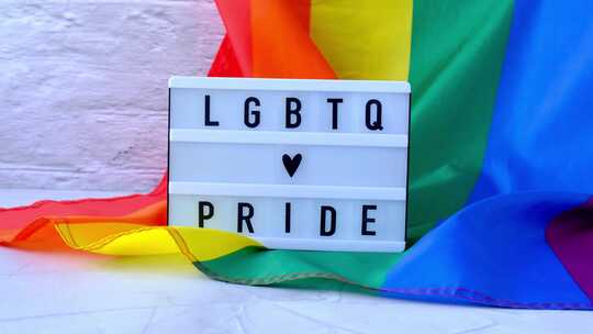 带灯箱和文本的彩虹旗帜LGBTQ PRI