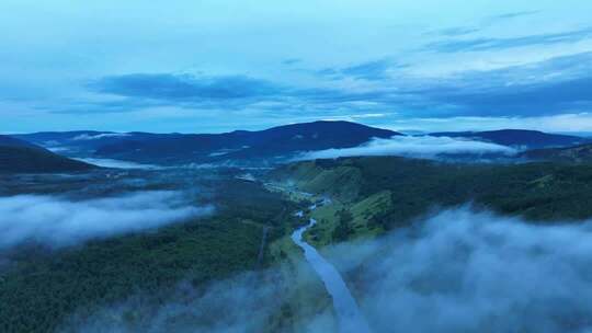 流淌在云雾山林中的哈拉哈河