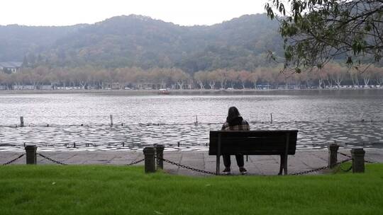 西湖边长老人独坐