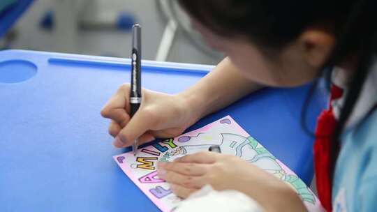 学生在桌前绘画