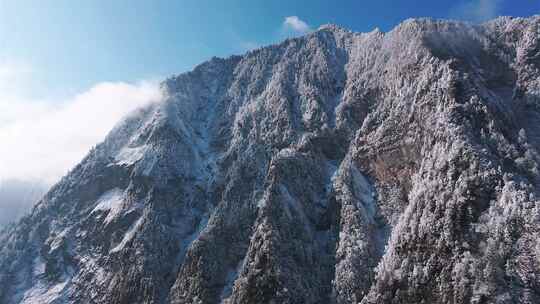 峡谷地貌雪景