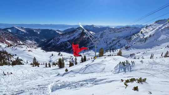 滑雪空翻户外滑雪极限运动雪山阳光蓝天白云