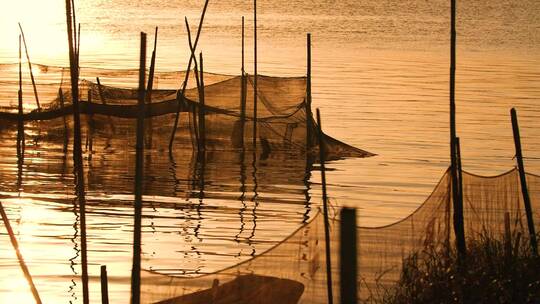 夕阳下小渔村的河水江水水面视频素材