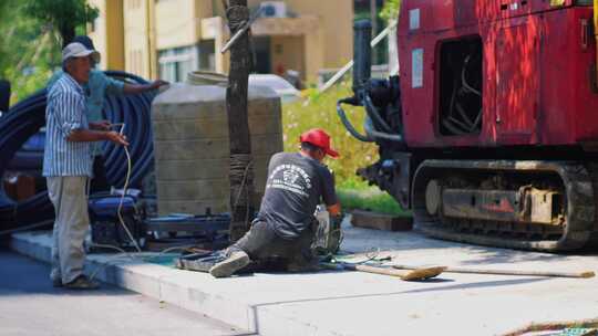 城市电缆工人在路边施工