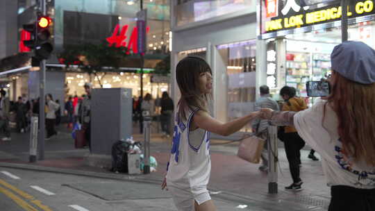 香港东角道舞动女人