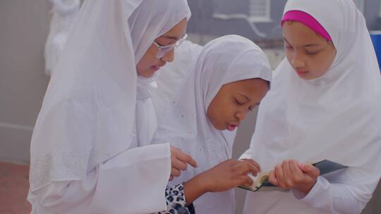 伊斯兰学生一起读书