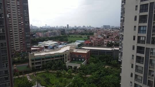 雨后的城市住宅区