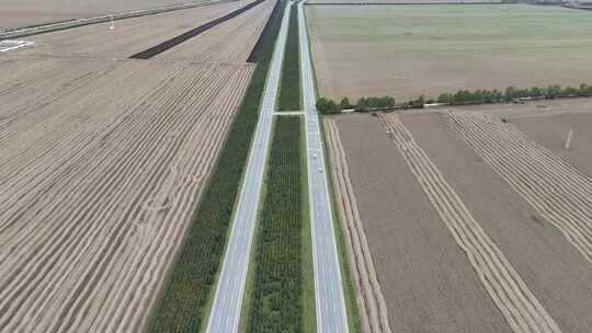 大西北地区一望无际农业种植地的公路航拍