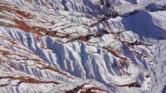 俯拍冬天山体沟壑雪景