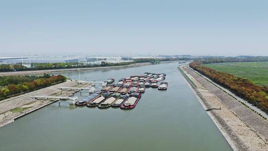 长江支流港口码头停泊的运沙船视频素材模板下载