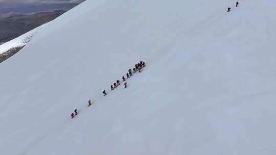 航拍攀登慕士塔格峰雪山冰川的登山队