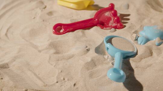 沙滩上的儿童玩具视频素材模板下载