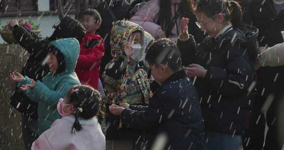 城市人工降雪人群开心聚集场景慢动作