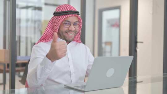 工作中的年轻阿拉伯人竖起大拇指视频素材模板下载