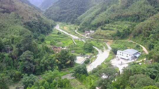 大山里面的河流