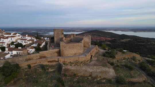日落时分，葡萄牙蒙萨拉兹城堡防御墙周围的空中轨道