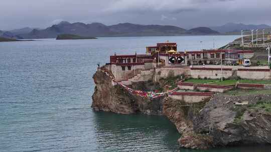 湖边岩石上的特色建筑风景