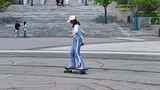 一名年轻美少女在公园广场独自一人练习滑板高清在线视频素材下载