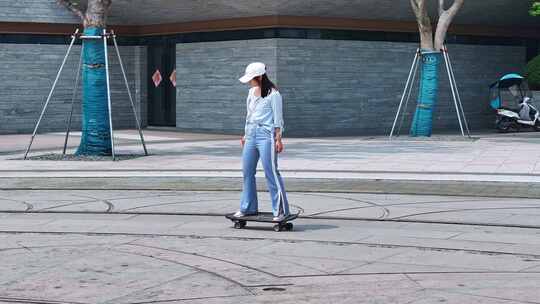 一名年轻美少女在公园广场独自一人练习滑板视频素材模板下载