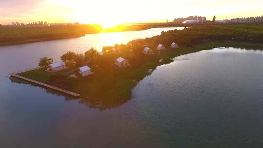 夕阳下平静的湖面  湖边露营帐篷