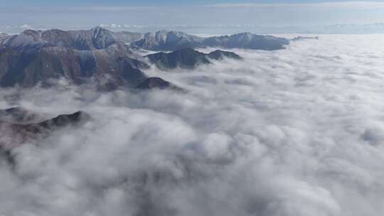 青海互助北山秋景雪山云雾航拍视频