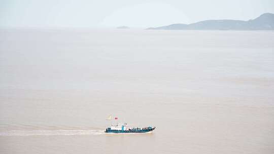 渔船在海中行驶宁波象山石浦镇